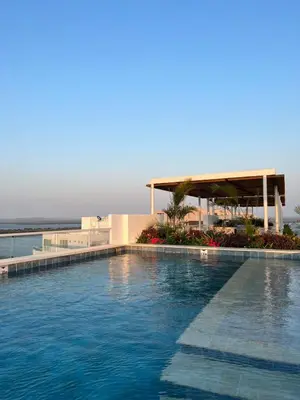 a swimming pool in front of a building at Exclusivo apartamento para descanso en Cartagena in Cartagena de Indias