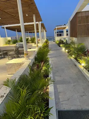a walkway leading to a building with plants on it at Exclusivo apartamento para descanso en Cartagena in Cartagena de Indias