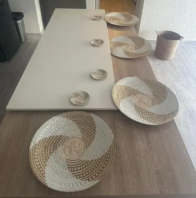 a table with several pieces of art on the floor at Exclusivo apartamento para descanso en Cartagena in Cartagena de Indias