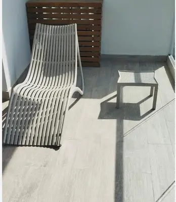 a bench and a table in a room at Exclusivo apartamento para descanso en Cartagena in Cartagena de Indias