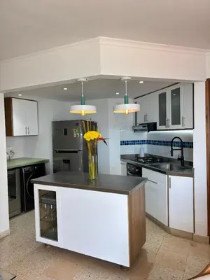 a kitchen with a vase of flowers on a counter at Apartamento con la mejor ubicación y vista al mar in Cartagena de Indias