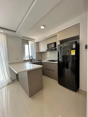 a kitchen with a black refrigerator and a counter at Apartamento a 5 min del cc Buena Vista in Barranquilla
