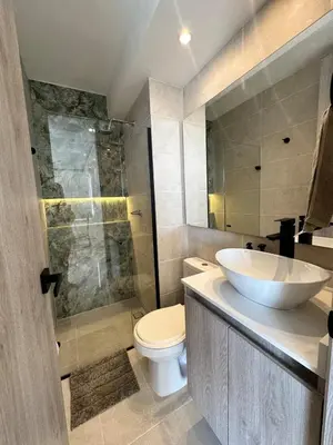 a bathroom with a sink and a toilet and a shower at Apartamento a 5 min del cc Buena Vista in Barranquilla