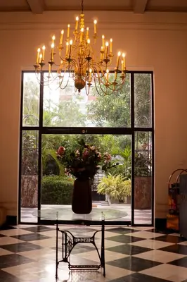 a chandelier in a room with a table and a vase at Cuna 58 in Barranquilla