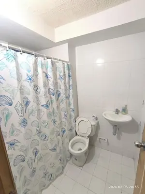 a bathroom with a shower curtain and a toilet and a sink at Apartamento acogedor y fresco cerca al norte de barranquilla in Barranquilla