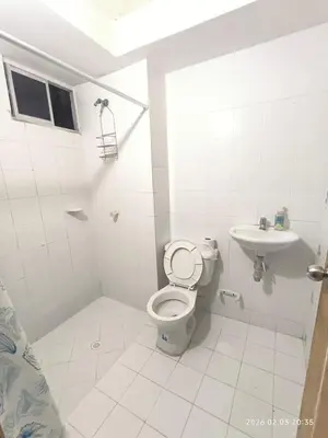 a white bathroom with a toilet and a sink at Apartamento acogedor y fresco cerca al norte de barranquilla in Barranquilla