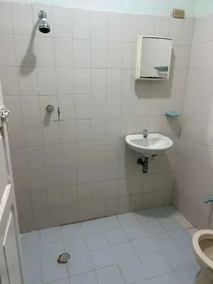 a bathroom with a sink and a mirror and a toilet at Habitacion con baño en zona de carnaval in Barranquilla