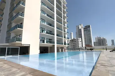 an empty swimming pool in front of a building at Hermoso Apto de 1 hab con Vista al Mar - Piso 10 in Cartagena de Indias