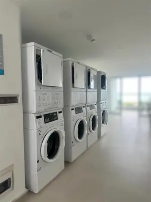 a row of washers and dryers in a room at Apartamento Lujoso en Cartagena a pocos pasos del Aeropuerto in Cartagena de Indias