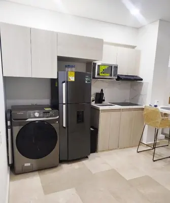 a kitchen with a refrigerator and a dishwasher at Apartamento Lujoso en Cartagena a pocos pasos del Aeropuerto in Cartagena de Indias