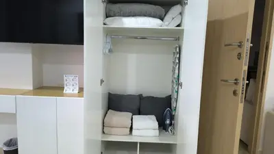 a white closet with towels and towels at Apartamento Lujoso en Cartagena a pocos pasos del Aeropuerto in Cartagena de Indias