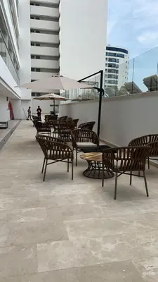 a group of chairs and tables on the roof of a building at Apartamento Lujoso en Cartagena a pocos pasos del Aeropuerto in Cartagena de Indias