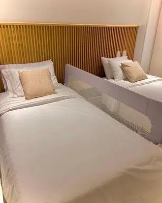 two beds sitting next to each other in a room at 1 Recamara, Laguna, Paddleboard, Gym y Jacuzzi in Cartagena de Indias