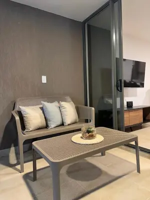 a living room with a couch and a table at refugio moderno in Barranquilla
