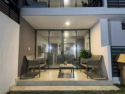 a patio with chairs and a table in a building at refugio moderno in Barranquilla