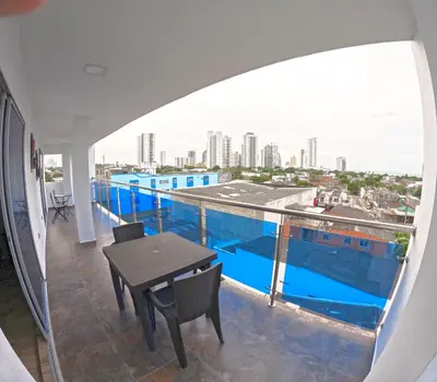 a balcony with a table and a view of the city at Apartamento Mirador cerca al Centro Historico in Cartagena de Indias
