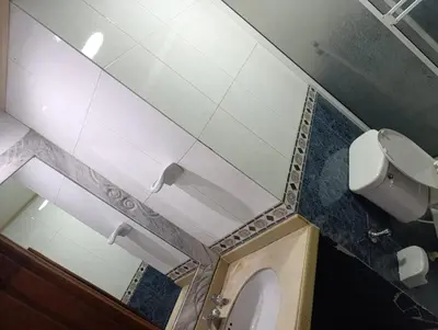 a bathroom with a mirror and a toilet at Salomón el rey in Barranquilla