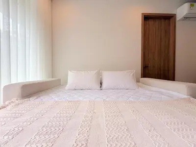 a white bed in a room with a window at 2-Bedroom Apartment with Private Pool - Morros Kai in Cartagena de Indias