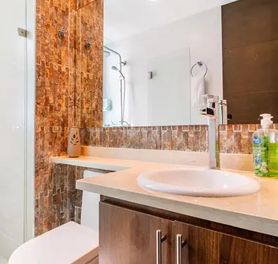a bathroom with a white sink and a mirror at Espectacular Apartamento salida directa a playa in Cartagena de Indias