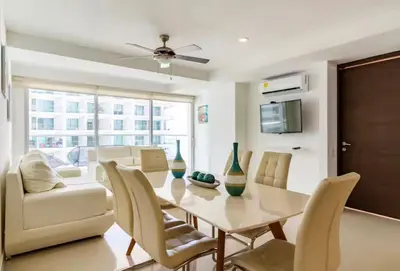 a dining room with a table and chairs at Espectacular Apartamento salida directa a playa in Cartagena de Indias