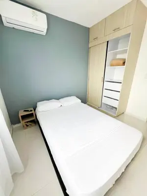 a small room with a bed and a refrigerator at Apartamento 3 Habitaciones con Piscina cerca de las Playas de Cartagena in Cartagena de Indias