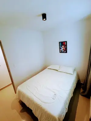 a small bedroom with a white bed in a room at Apartamento en Cartagena cerca al Mar in Cartagena de Indias