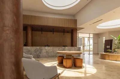 a lobby with a table and chairs and a counter at Apartamento en Santa Marina in Santa Marta