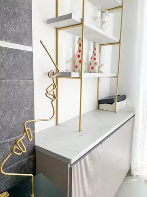 a white shelf with vases on it in a room at Tu Espacio Perfecto en el Norte de Barranquilla - Moderno y Amplio - Apto Dúplex in Barranquilla
