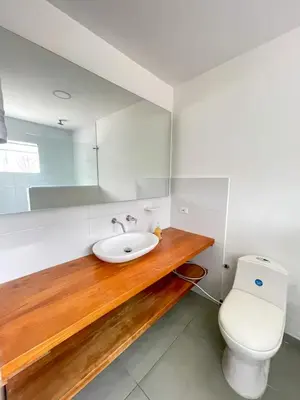 a bathroom with a sink and a toilet at Tu Espacio Perfecto en el Norte de Barranquilla - Moderno y Amplio - Apto Dúplex in Barranquilla