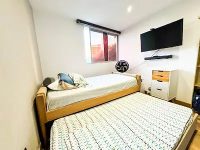 a bedroom with two beds and a flat screen tv at Tu Refugio Perfecto en el Norte de Barranquilla - Cómodo, Moderno y Central in Barranquilla