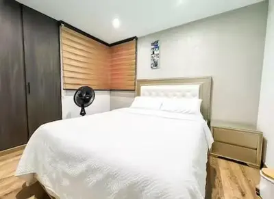 a bedroom with a large white bed in it at Tu Refugio Perfecto en el Norte de Barranquilla - Cómodo, Moderno y Central in Barranquilla