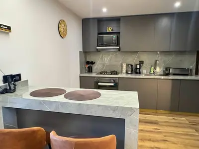 a kitchen with a counter top and a stove top oven at Tu Refugio Perfecto en el Norte de Barranquilla - Cómodo, Moderno y Central in Barranquilla