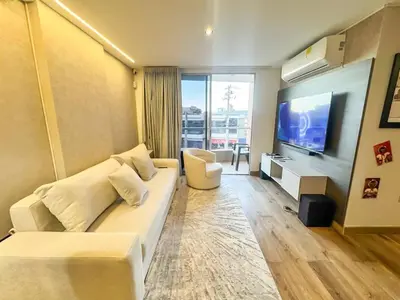 a living room with a couch and a flat screen tv at Tu Refugio Perfecto en el Norte de Barranquilla - Cómodo, Moderno y Central in Barranquilla