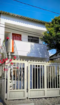 a white gate in front of a white house at Brisa y Rio Apartamento en Norte Centro historico in Barranquilla