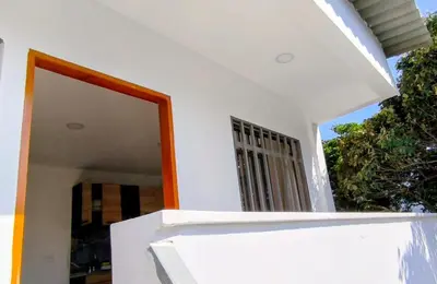 a mirror on the side of a white house at Brisa y Rio Apartamento en Norte Centro historico in Barranquilla