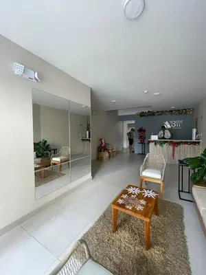a living room with a table and a couch at Hermoso Apto Vista al Mar Céntrica ubicación in Cartagena de Indias
