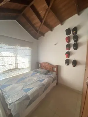 a bedroom with a bed with hats on the wall at Habitación doble en casa de conjunto cerrado in Barranquilla
