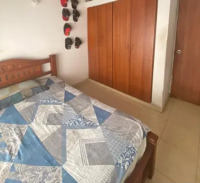 a bedroom with a bed with a blue and white quilt at Habitación doble en casa de conjunto cerrado in Barranquilla