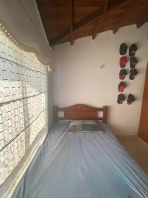 a bed in a room with hats on the wall at Habitación doble en casa de conjunto cerrado in Barranquilla