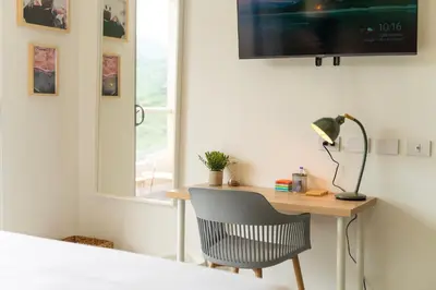 a desk with a lamp and a chair in a room at Loft Premium con Vista al Mar in Santa Marta