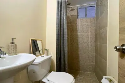 a bathroom with a toilet and a sink and a shower at Apartamento cómodo, ubicación excelente in Barranquilla