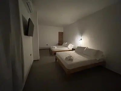 a hotel room with two beds and a tv at Hotel Portón de La Sabana in San Onofre