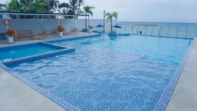a swimming pool with the ocean in the background at Magico Apartamento Frente al Mar 3 Habitaciones BM81 in Coveñas