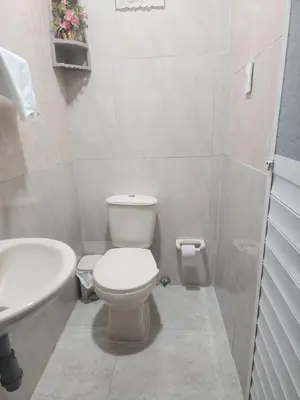 a bathroom with a white toilet and a sink at Capri apartamento in Guayepo