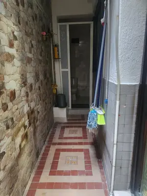 a hallway with a tile floor and a brick wall at Capri apartamento in Guayepo