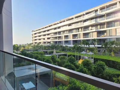 an apartment building with a garden on the balcony at Apartamento in Morros Eos-Manzanillo del Mar in Cartagena de Indias