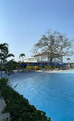 a view of the beach with a resort in the background at Baía Kristal Spectacular View Crystal Clear Lagoon in Cartagena de Indias