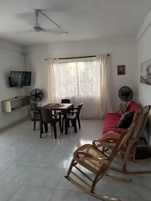 a living room with a couch and a table at Sandymar in San Bernardo del Viento