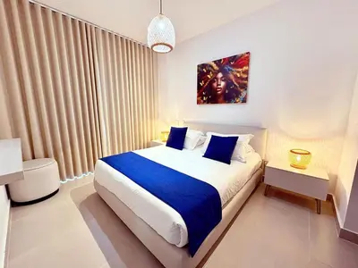 a bedroom with a large bed with a blue blanket at Exclusivo Apartamento en Cartagena, Baia Kristal, Zona Kabo in Cartagena de Indias