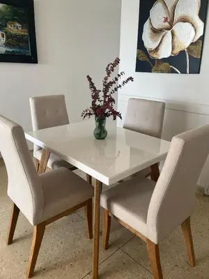 a white table with chairs and a vase with flowers on it at Apto en Edificio Centauro Ideal para tu estadia in Cartagena de Indias